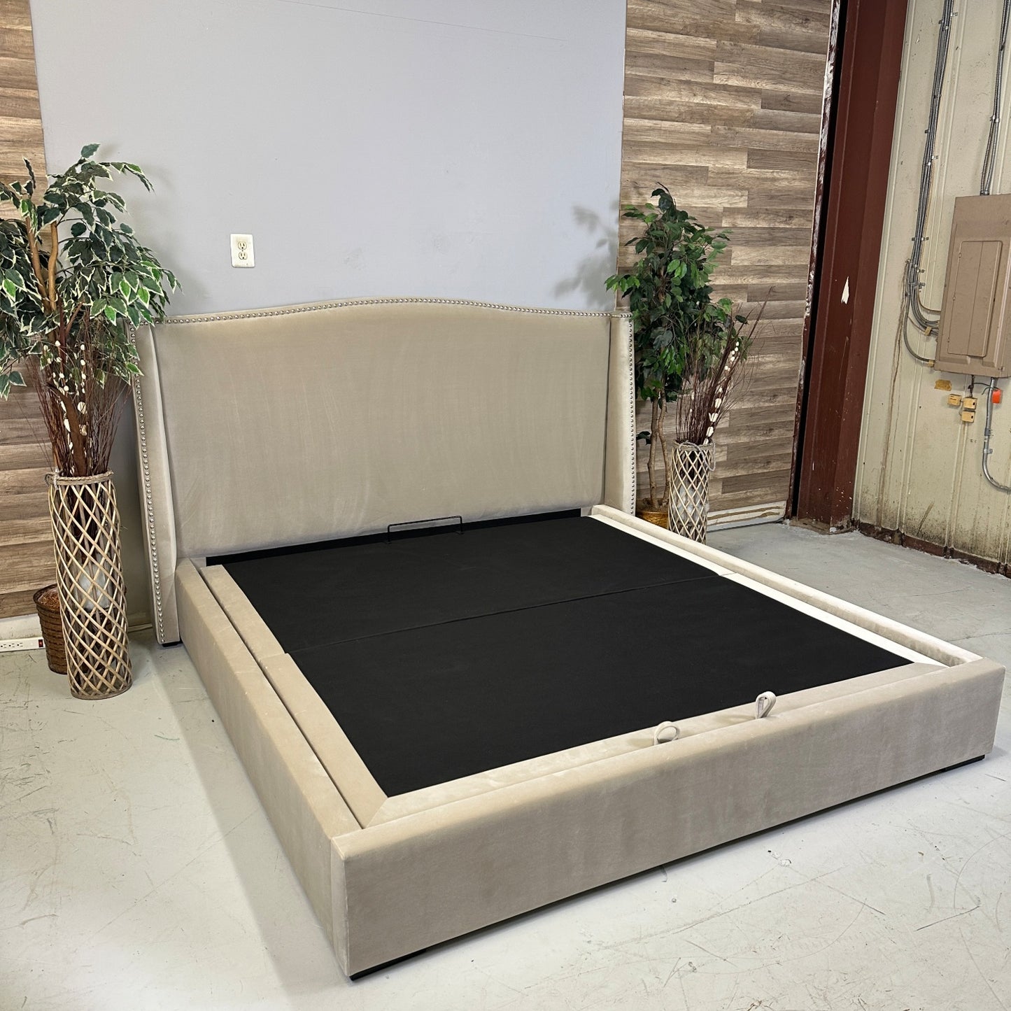 (Customer Return) Saatva Minori Storage Bed, King
