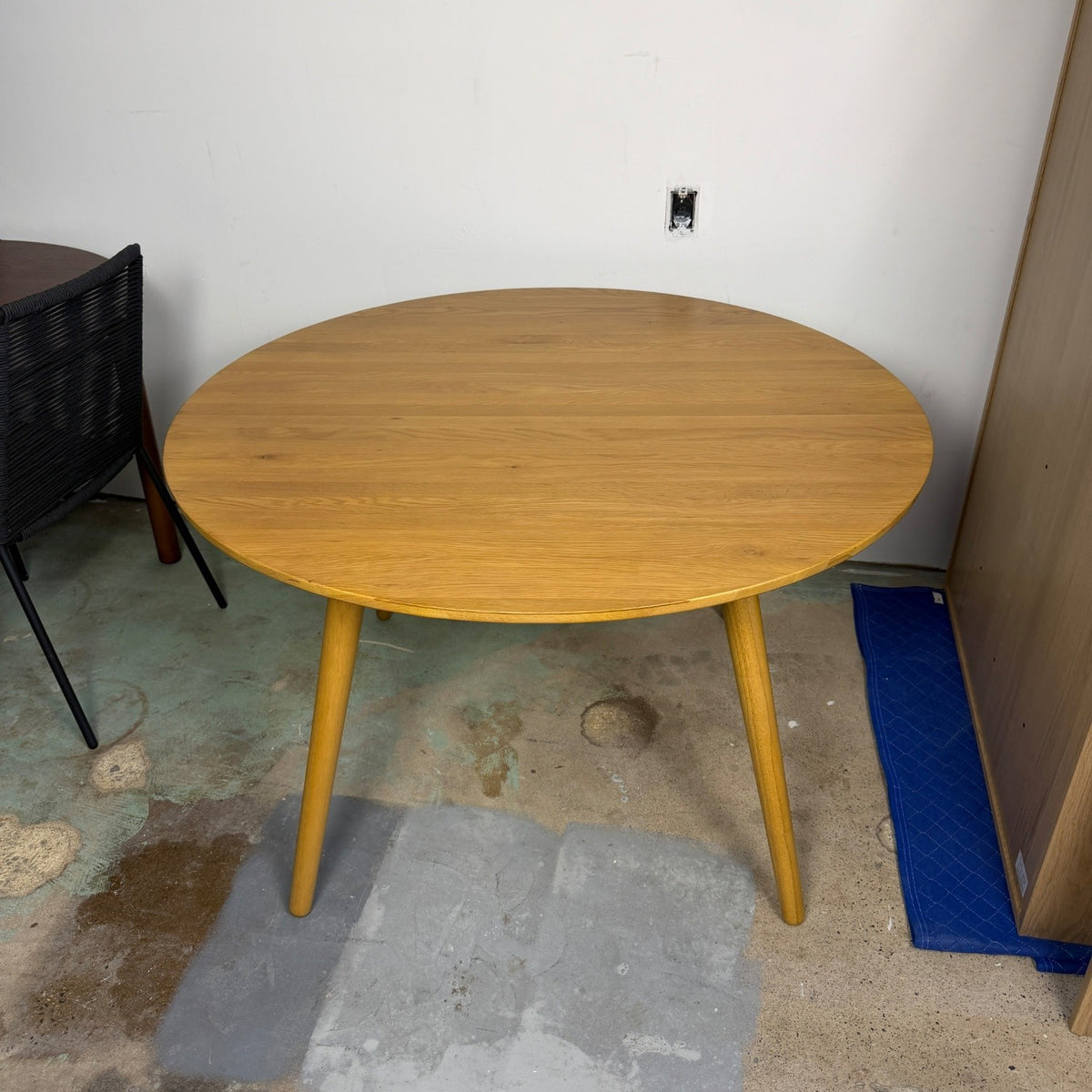 Article "Seno" 47" Round Dining Table
