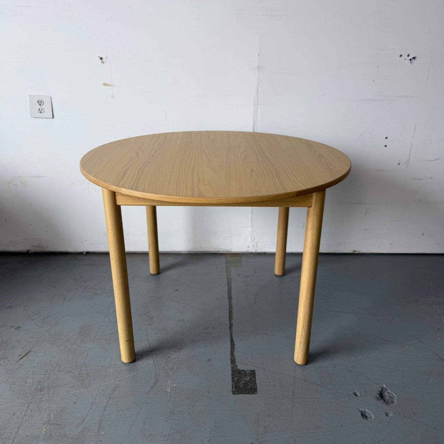Article "Heidi" 42" Round Dining Table