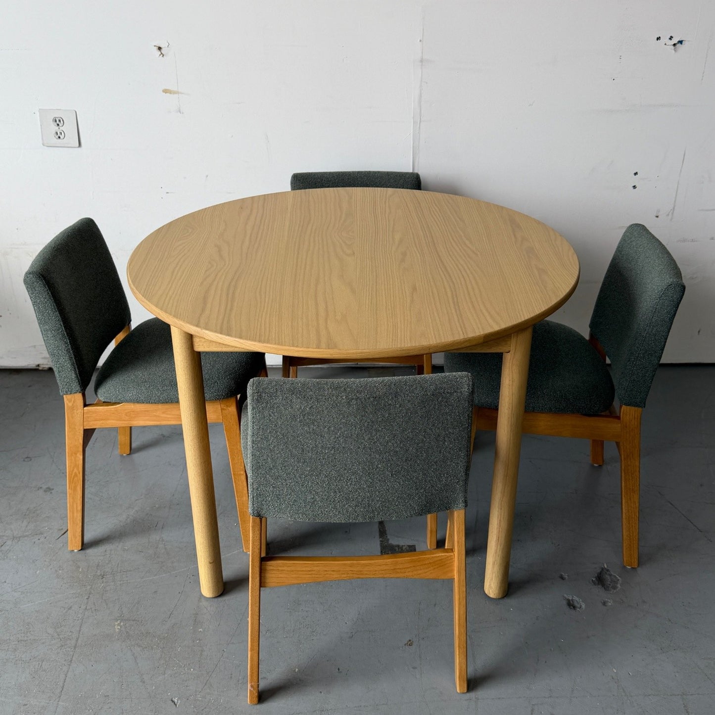 Article "Heidi" 42" Round Dining Table