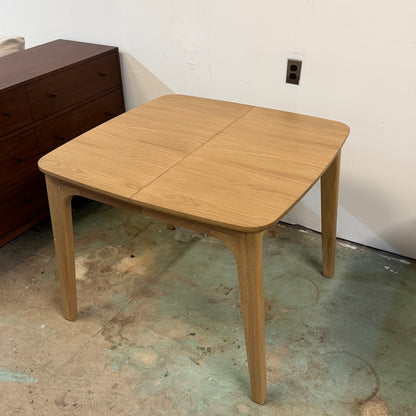 Article "Plumas" 37.5"-57.25" Extendable Dining Table