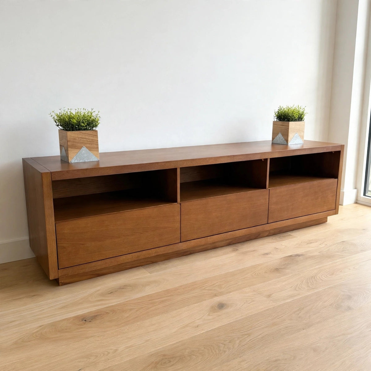 Article "Leif" 80" Media Unit